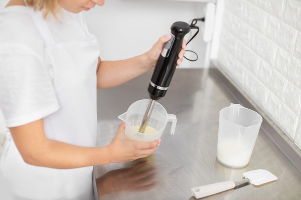 Le mixeur plongeant : l'outil incontournable des chefs modernes